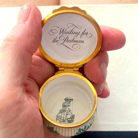 Halcyon Days English enamel trinket box.Vintage 1980. Christmas theme with lid. - Picture 3 of 7